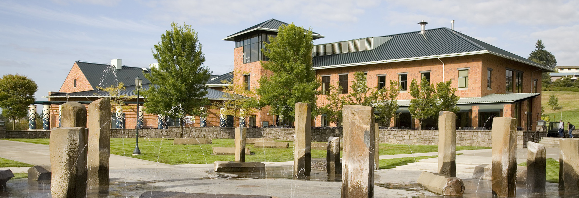 Photo of a building and fountain at WSU Vancouver.